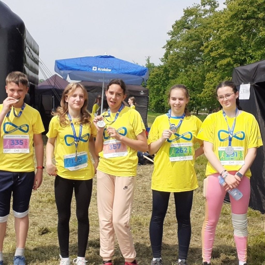 Bieg na dystans 1500m na krakowskich błoniach